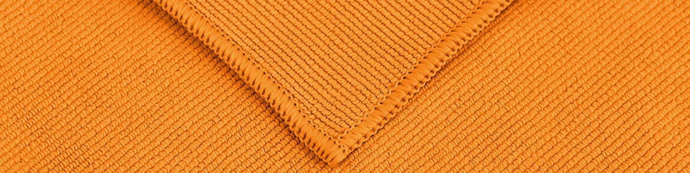 Detailaufnahme orangenes Microfasertuch mit Saum 