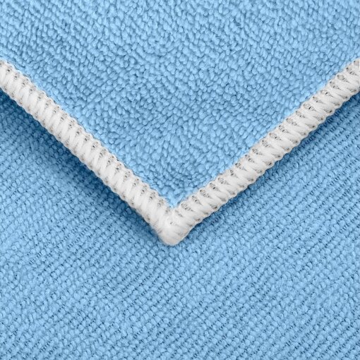 Detailaufnahme eines blauen Universal-Microfasertuchs mit weißem Saum.