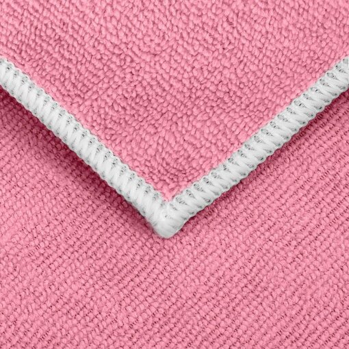 Detailaufnahme eines rotenPutztuchs mit weißem Saum.