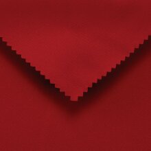 Nahaufnahme eines roten Microfaser Brillenputztuchs mit...