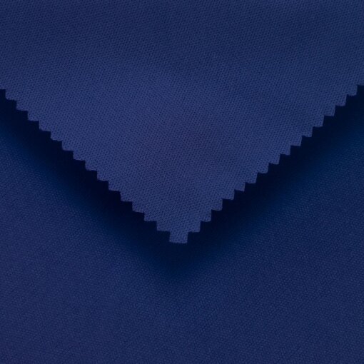 Nahaufnahme eines blauen Microfaser Brillenputztuchs mit einem gezackten Rand.