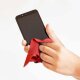 Eine Person reinigt den Bildschirm eines Smartphones mit einem roten Microfaser Brillentuch.