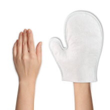 Ein Staubhandschuh aus Microfaser, der neben einer Hand liegt. Die Hand und der Handschuh sind nebeneinander auf einem weißen Hintergrund abgebildet.