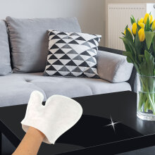 Ein Staubhandschuh aus Microfaser wird verwendet, um den Tisch in einem modernen Wohnzimmer zu reinigen.