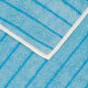 Eine Detailaufnahme von einem Universaltuch mit Streifenstruktur. Auch den weißen Saum sieht man im Detail.