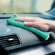 Ein Auto wird mit einem Reinigungstuch aus Microfaser gereinigt