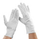 Zwei Hände mit weißen Microfaser-Handschuhen auf weißem Hintergrund.