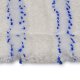 Nahaufnahme eines weiß-blau gestreiften Microfaser-Wischmopps. Man erkennt die plüschige Struktur und die borstige Streifenstruktur.
