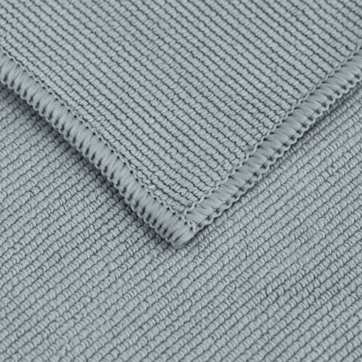 Nahaufnahme eines grauen Profi-Microfasertuchs mit feiner Struktur und verstärktem Saum