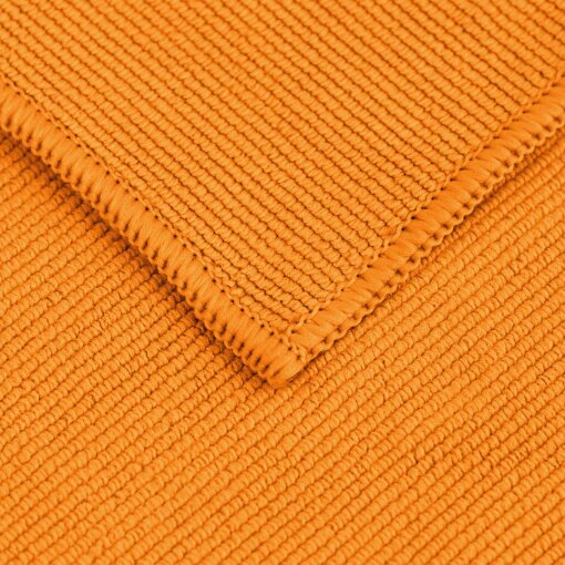 Nahaufnahme eines orangenen Profi-Microfasertuchs mit feiner Struktur und verstärktem Saum