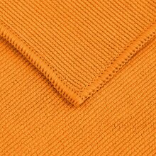 Nahaufnahme eines orangenen Profi-Microfasertuchs mit...