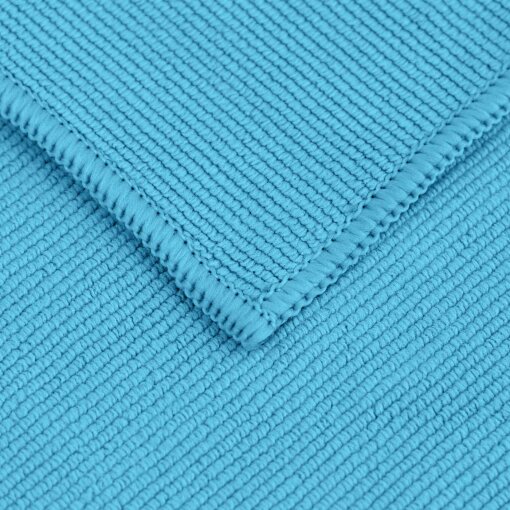 Nahaufnahme eines blauen Profi-Microfasertuchs mit feiner Struktur und verstärktem Saum