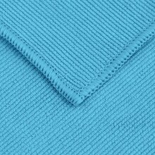 Nahaufnahme eines blauen Profi-Microfasertuchs mit feiner...