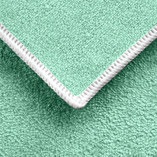 Nahaufnahme eines grünen Classic-Universal-Microfasertuchs mit feiner, frottee-ähnlicher Struktur und verstärktem Saum