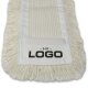 Nahaufnahme eines weißen Baumwollwischmopps mit Platzhalter für den persönlichen Logodruck auf der Mopp-Tasche.