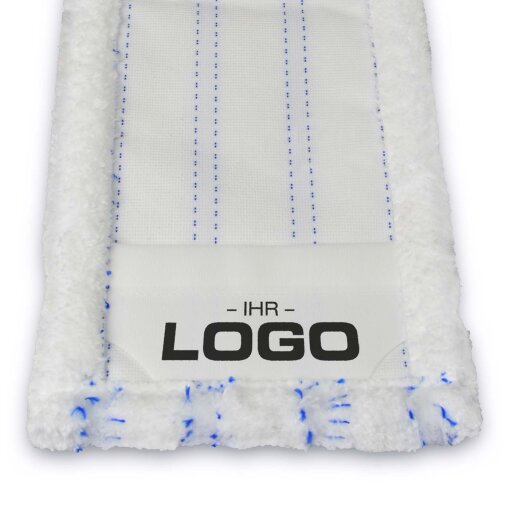 Nahaufnahme eines weißen Microfaser-Wischmopps mit blauen Streifen und Platzhalter für den persönlichen Logodruck auf der Mopp-Tasche.