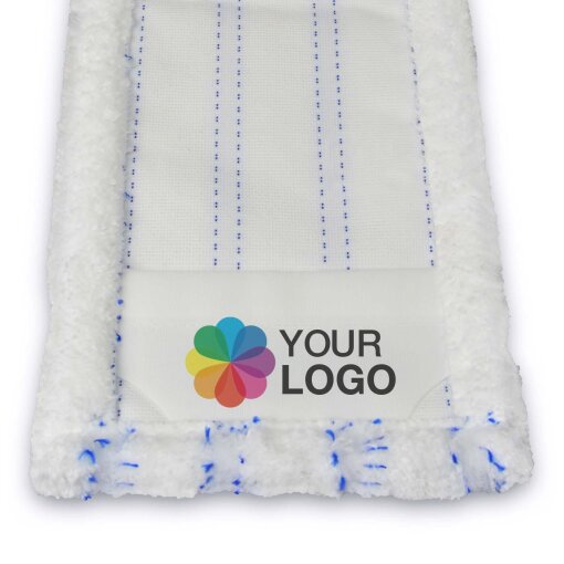 Nahaufnahme eines weißen Microfaser-Wischmopps mit blauen Streifen und Platzhalter für den persönlichen Logodruck auf der Mopp-Tasche.