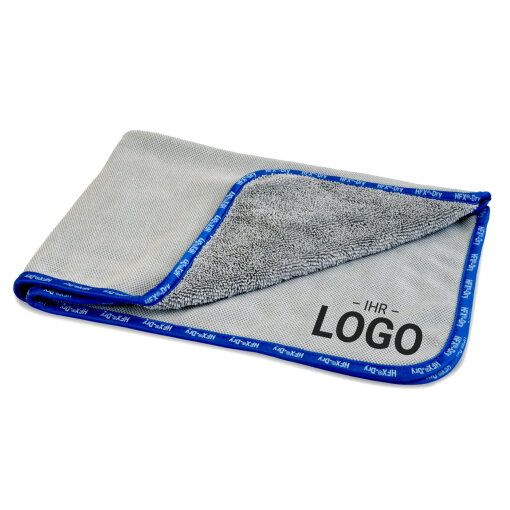 Graues Auto-Trockentuch mit blauen Rand. Das Tuch hat einen schwarzen Logodruck in einer Ecke.