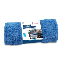 Blaues, flauschiges Microfasertuch, gefaltet auf einer...