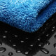 Nahaufnahme eines blauen Auto-Reinigungstuchs auf einer schwarzen, mit Wassertropfen bedeckten Lackfläche.