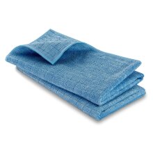Nahaufnahme des Saums eines blauen Microfasertuchs mit...