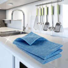 Zwei blaue, gefaltete Microfasertücher liegen neben einer Küchenspüle. An der Wand hängt eine Leiste mit Küchenhelfern.