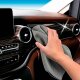 Ein graues Microfaser Waffeltuch wird verwendet, um die Autofenster zu reinigen.