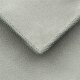 Nahaufnahme eines grauen Soft-Microfasertuchs mit Saum. Die Struktur der Microfaser ist extrem fein.