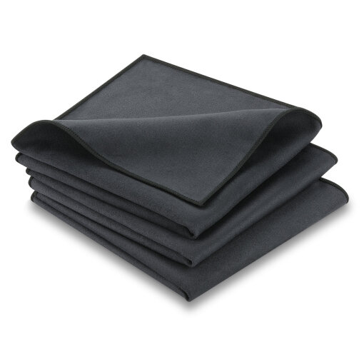 Drei gefaltete schwarze Soft-Microfasertücher mit Saum auf weißem Hintergrund.