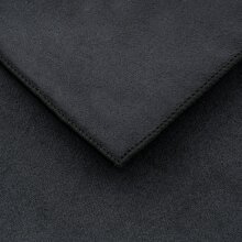 Nahaufnahme eines schwarzen Microfasertuchs mit Saum. Man...